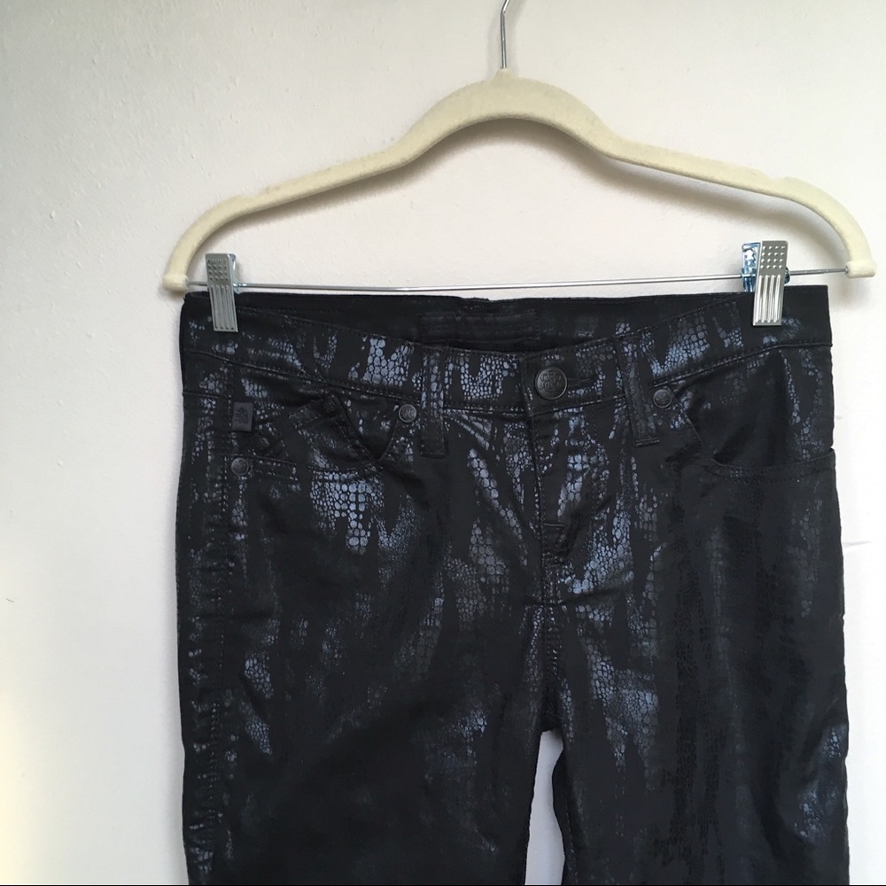 Rock & Republic ~ black and snakeskin pattern jean